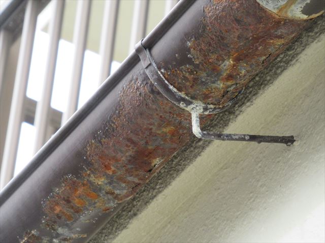 軒樋錆び穴