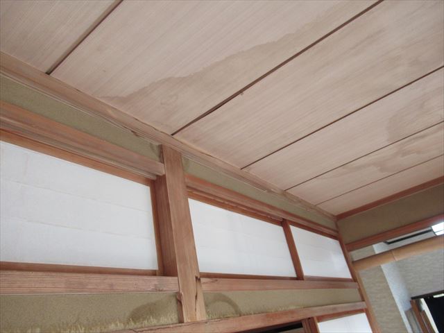 1階天井までしみ込んでしまった雨水
