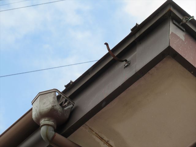雨樋がなくなっている軒先