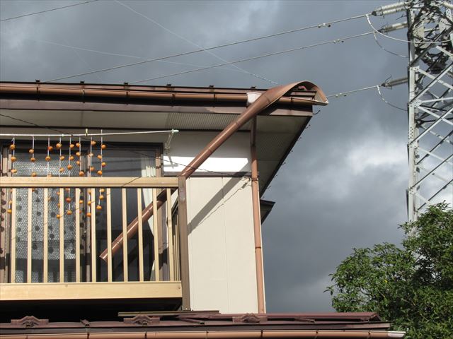 折れ曲がった軒樋