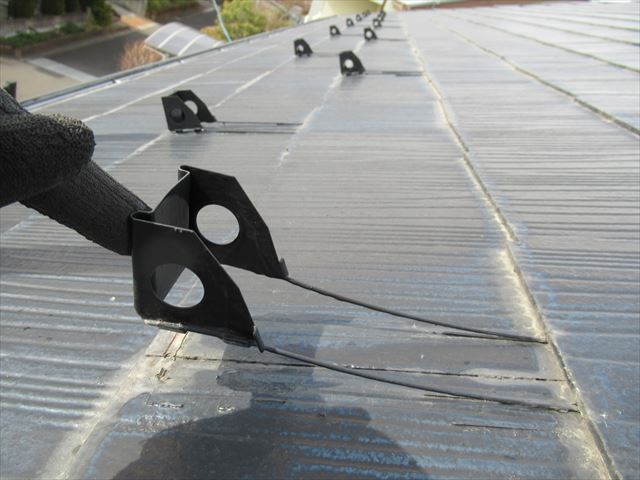 不安定なワイヤー製雪止金具