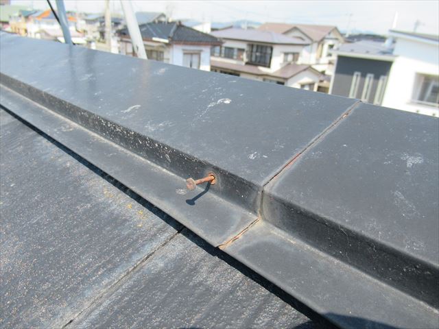 棟板金の釘の浮き