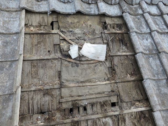 野地板まで傷みの酷い雨漏りしたセメント瓦の屋根