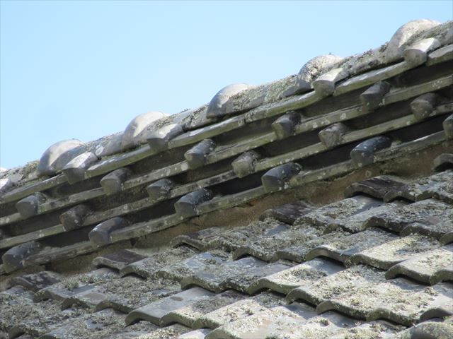 粘土で固定された棟瓦