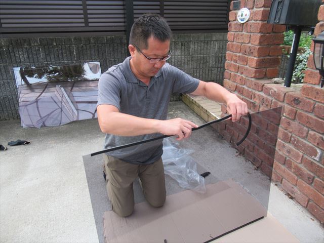 ゴムパッキンをポリカに取付け