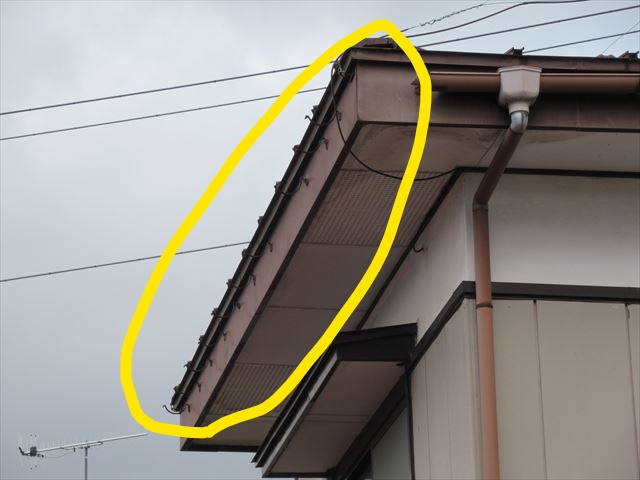 軒樋が飛ばされた屋根