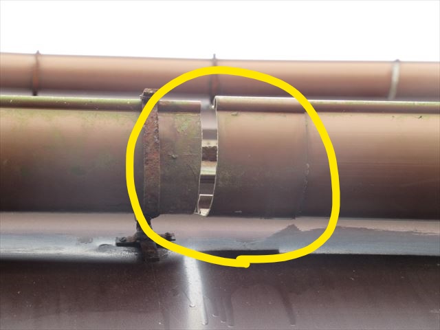 離れて穴になっている樋