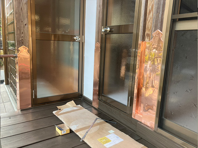 柱の傷をうまく隠すように加工した銅板を取付