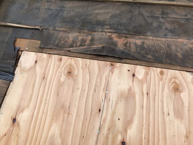 構造用合板と既存の屋根板の高さを合わせる