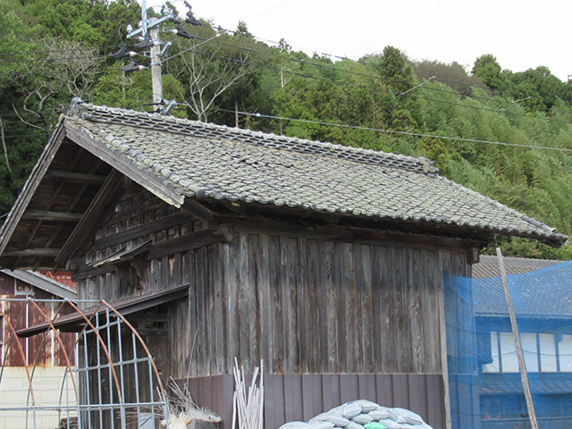 葺き替え前の蔵