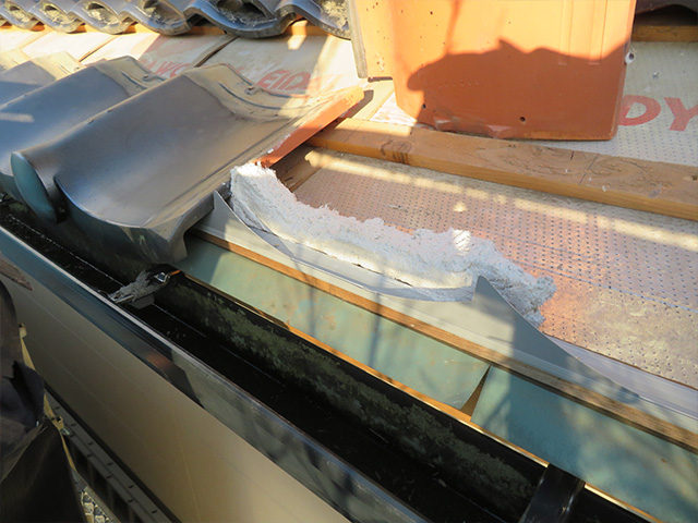 軒先面戸の裏側に漆喰を塗ったところ