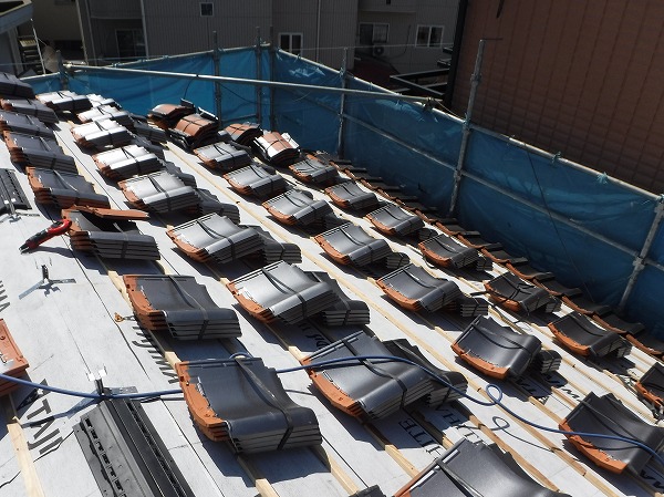 東広島市瓦屋根葺き替え工事瓦揚げ