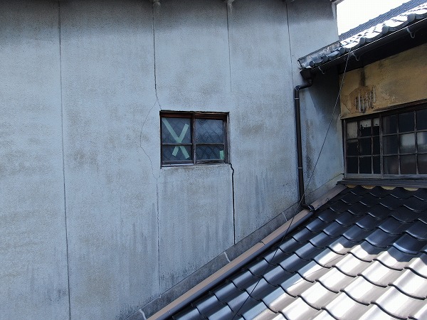 海田町　雨漏り現地小窓割れ
