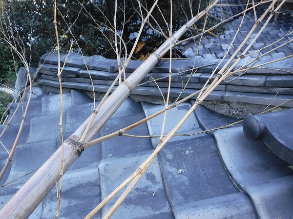 竹倒壊により隅棟破損