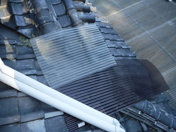 玄関上ポリカにて養生