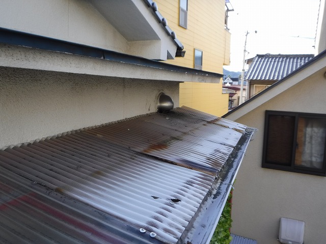 ポリカ屋根駐車場近く