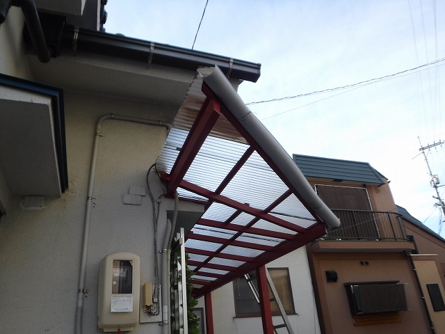 ポリカ屋根道路際