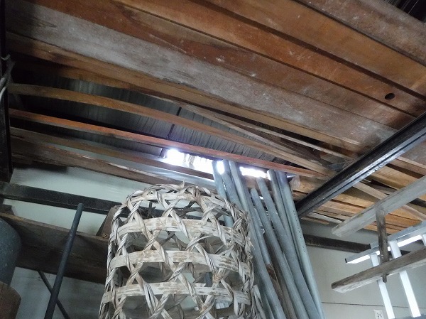 部屋の中から空が見える