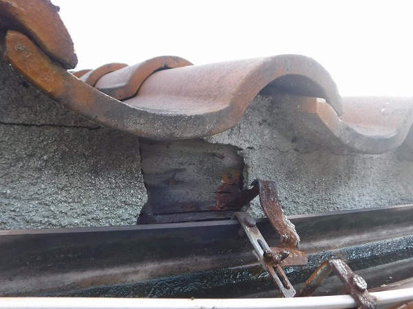 坂町　ベランダ雨漏り調査 樋金具腐食