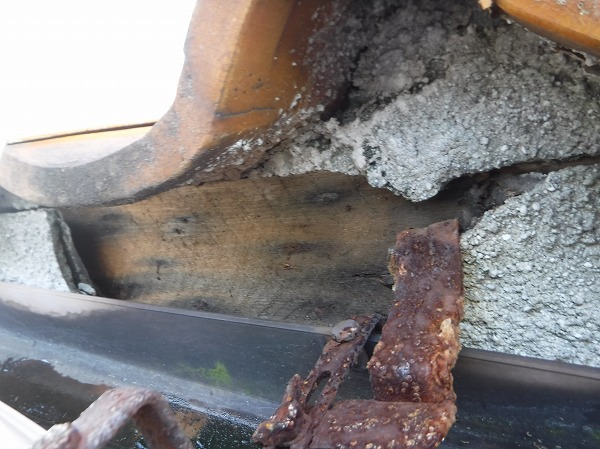 坂町　ベランダ雨漏り調査 樋金具腐食
