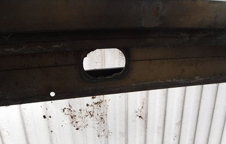 アルミサッシ穴