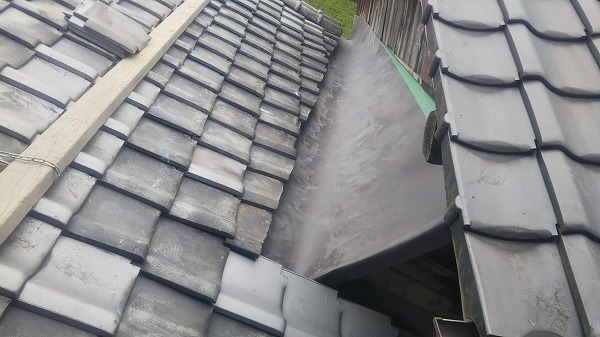 陸谷板金取り合い瓦復旧工事完工