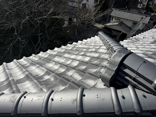 瓦表面の状態を確認