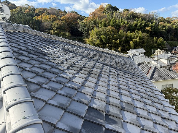 屋根勾配と瓦のずれを調査