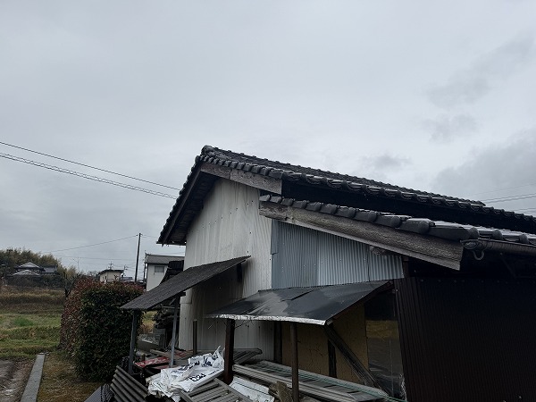 納屋全体と屋根の見え方