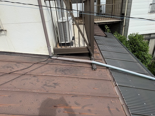 配線近くの板金屋根