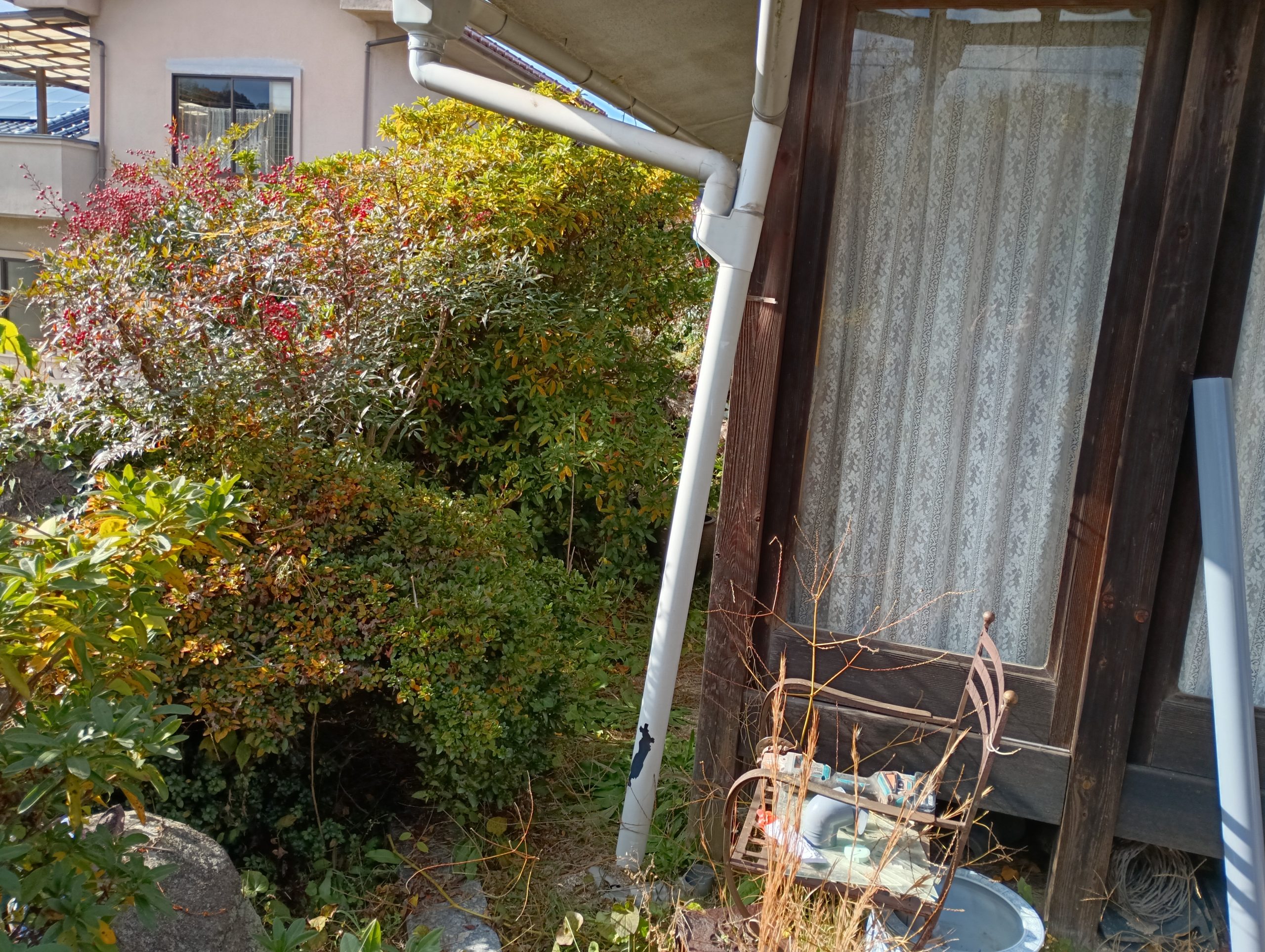 既存の竪樋の歪み確認と撤去