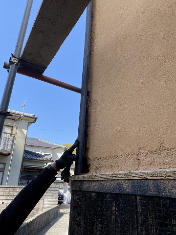 熊野町　しっくい壁補修工事焼杉でコーナーを作る