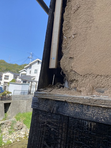 熊野町　しっくい壁補修工事焼杉でコーナーを作る