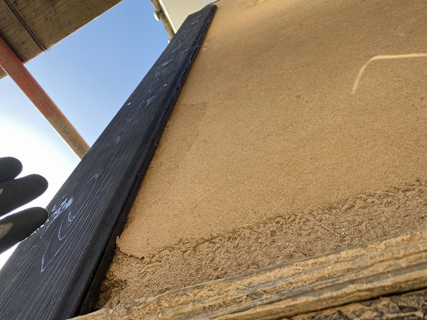 熊野町　しっくい壁補修工事焼杉でコーナーを作る