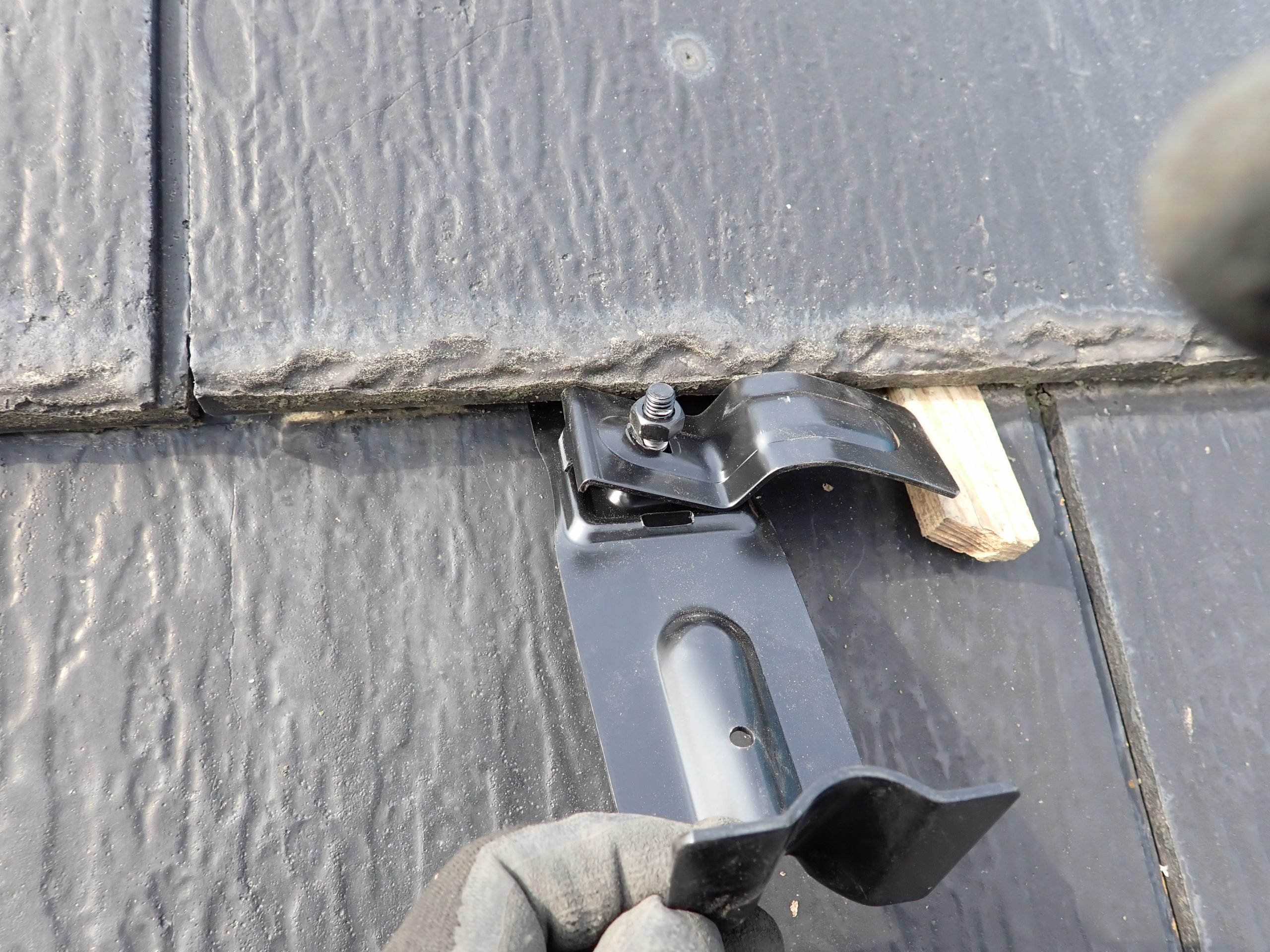 雪止め金具のセットと固定準備