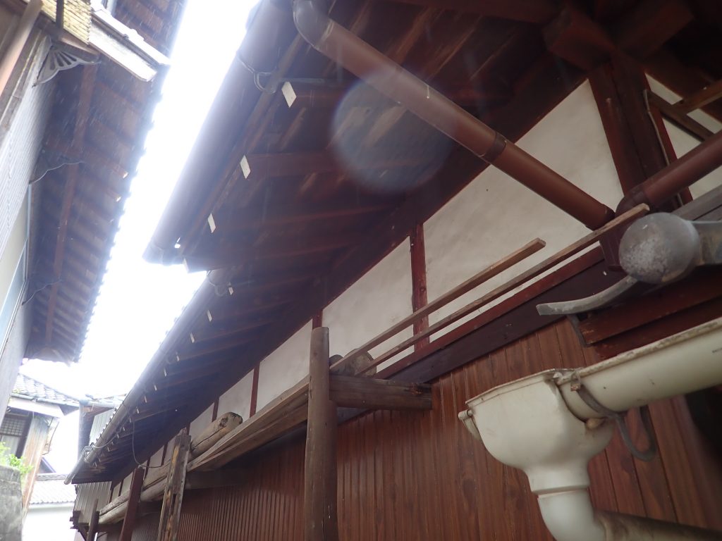軒裏と雨樋の外観