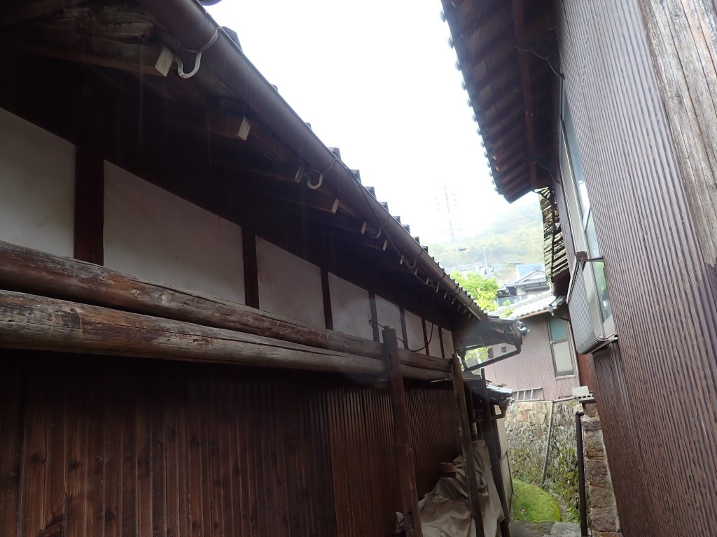 細長い建物の軒先全景