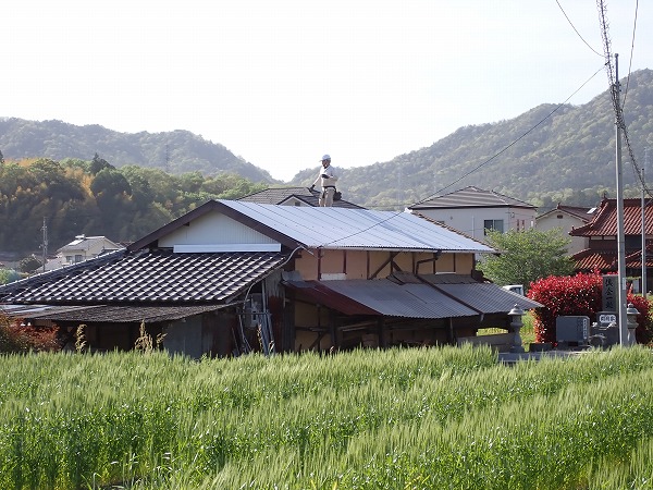 遠景で見る施工後の屋根の印象