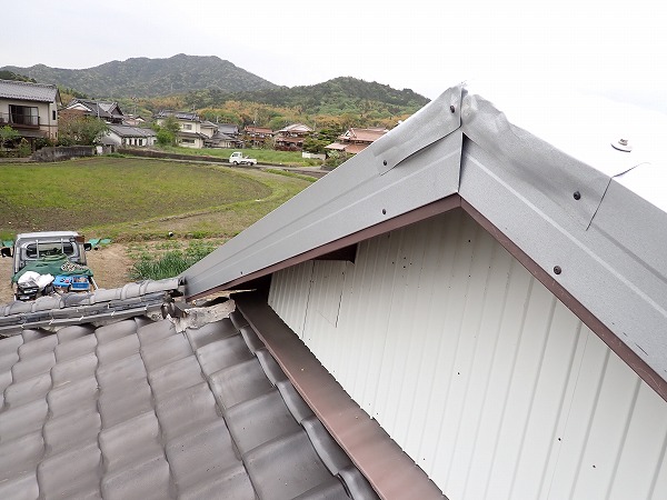 棟（頂部）の納まりと板金仕上げ