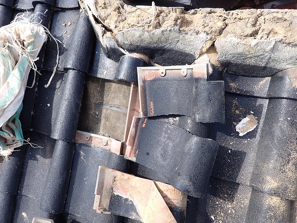 新しい瓦の設置と仕上げ