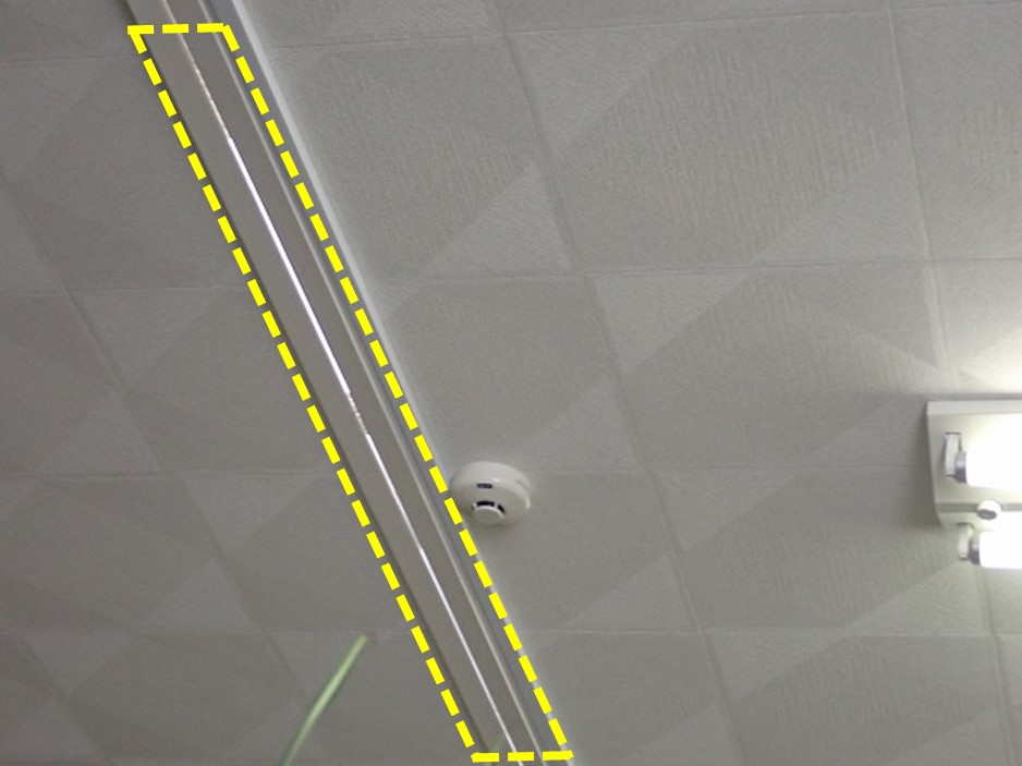 熊野町プレハブ事務所雨漏り修理工事板金屋根ジョイント裏側事務所内光が見える