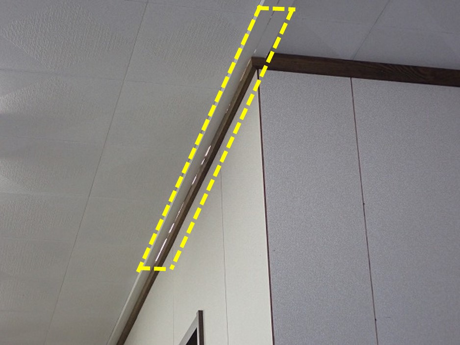 熊野町プレハブ事務所雨漏り修理工事板金屋根ジョイント裏側事務所内光が見える2