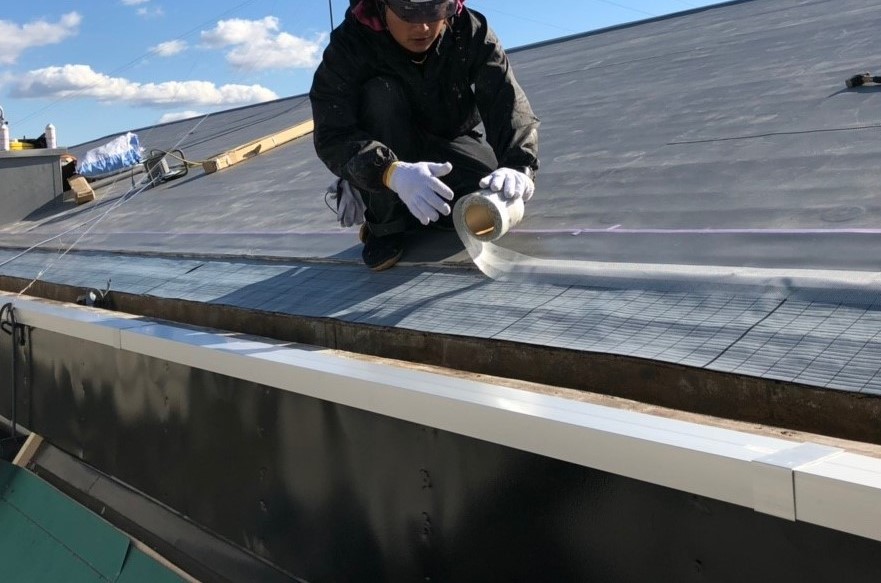 米原市アパート屋根防水先端部分緩衝シート施工①