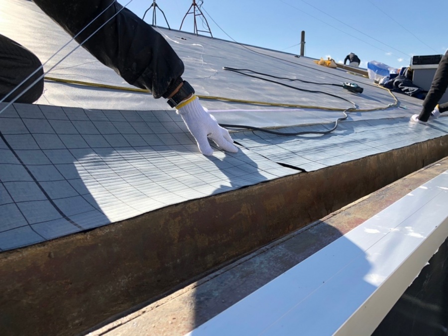 米原市アパート屋根防水先端部分緩衝シート施工②