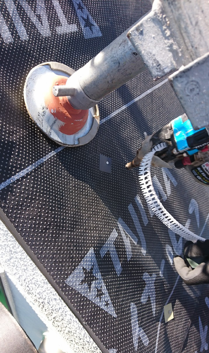 足場下にルーフィング