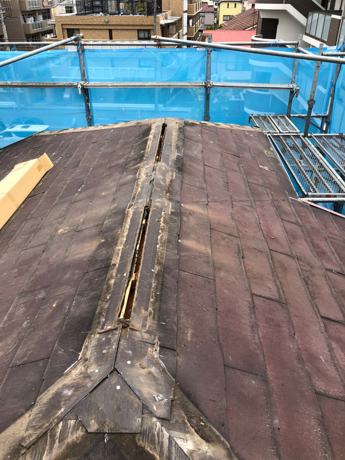 施工中のコロニアル屋根