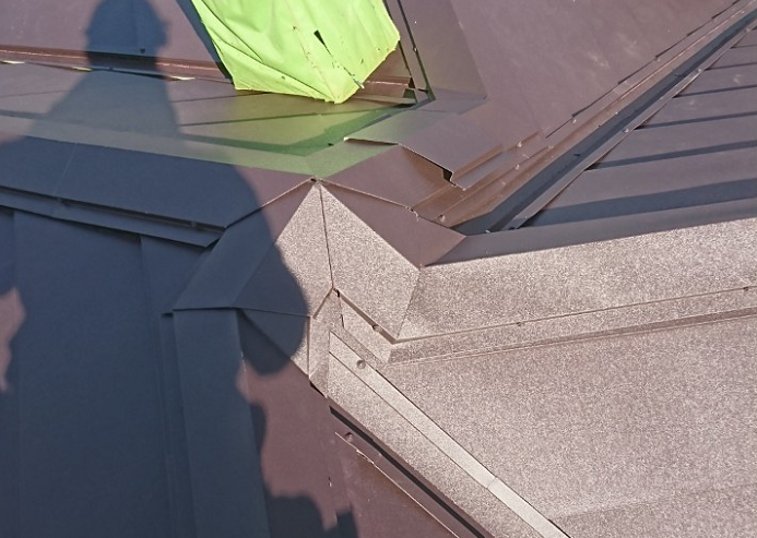 ガルバニウム板金加工中