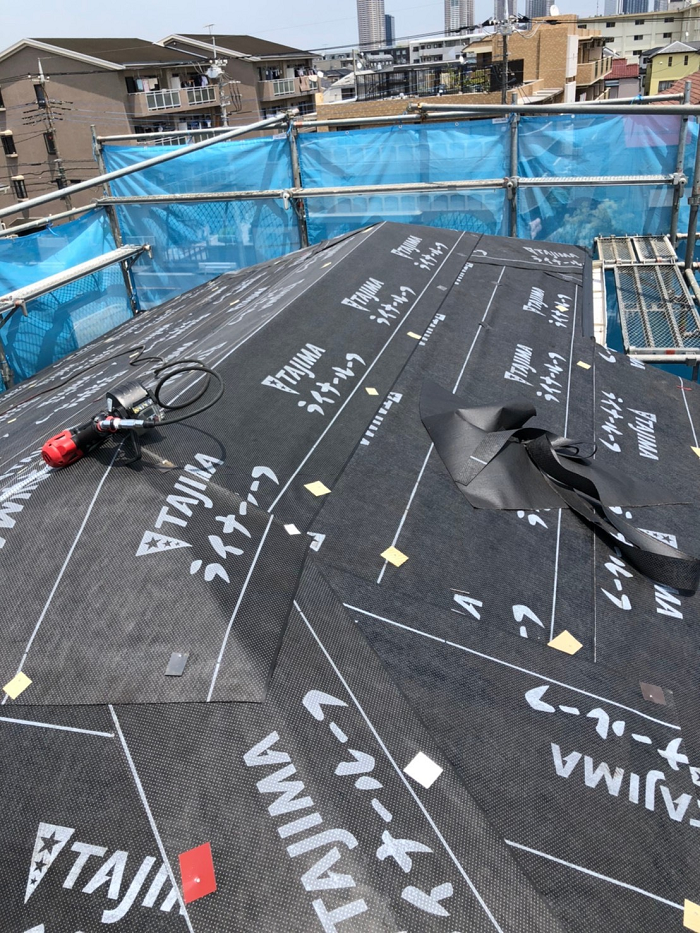 既存の屋根にルーフィング