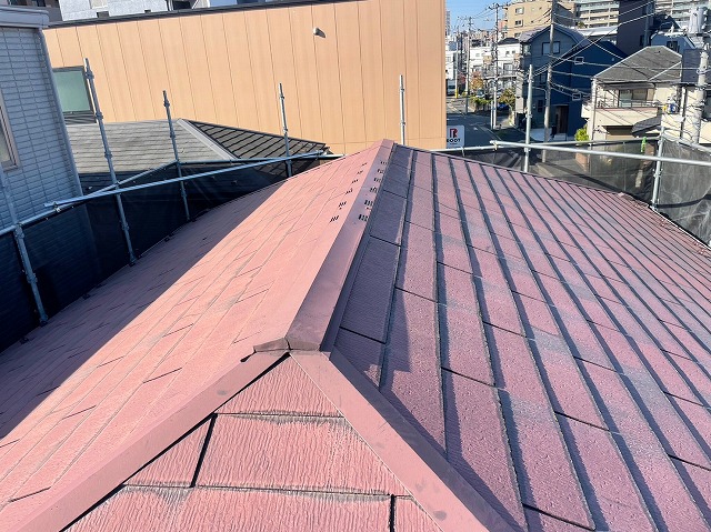 スレート屋根から横暖ルーフを使った屋根カバー工事を行いました！川口市屋根カバー工事　横暖ルーフαｓ　ニチハ　センタールーフ　スレートボロボロ　ガルバリウム鋼板　