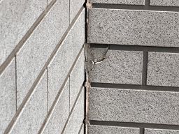 破損しているサイディング